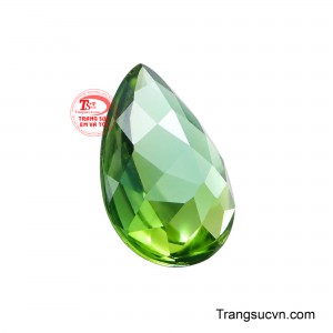 Viên đá gửi gắm hình ảnh của sắc xanh tượng trưng cho sinh trưởng kết hợp cùng ánh vàng gợi liên tưởng đến tài lộc và sự sung túc.