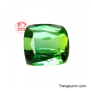 Vẻ đẹp của viên đá không thiên về sự phô trương mà chinh phục bởi sắc xanh tinh tế, tự nhiên và càng ngắm càng cảm nhận được chiều sâu. 