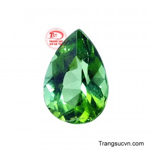 Dáng giọt nước facet mềm mại tạo nên đường viền thanh thoát, đồng thời giúp các mặt giác cắt bắt sáng và phản chiếu màu sắc linh hoạt.