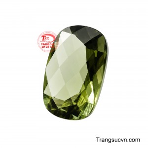 Dáng cushion chữ nhật với những góc bo mềm mại giúp cân bằng giữa đường nét mạnh mẽ và vẻ uyển chuyển. 