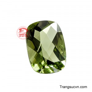 Điểm cuốn hút của viên đá nằm ở sự sang trọng kín đáo sắc lục xám không cần quá rực rỡ vẫn đủ tạo dấu ấn.