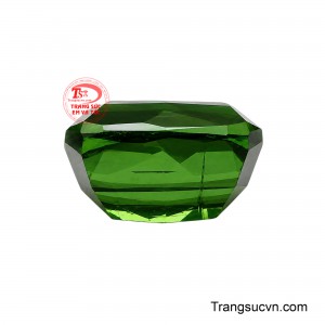 Dáng cắt vừa cổ điển vừa thời thượng, rất thích hợp để tôn lên vẻ đẹp của một viên đá màu cá tính. 