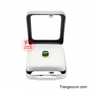 Theo quan niệm phong thủy, sắc xanh lục thường tượng trưng cho sinh khí, sự tăng trưởng, cân bằng và tài lộc, vì vậy viên đá có thể được lựa chọn như một món trang sức mang thông điệp về may mắn, hanh thông và cuộc sống ngày càng viên mãn.