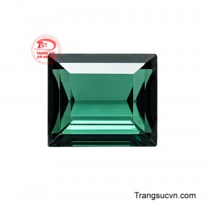 Sở hữu dáng chữ nhật facet với đường nét cân đối, sắc sảo, viên đá tạo nên cảm giác hiện đại và sang trọng ngay từ ánh nhìn đầu tiên.