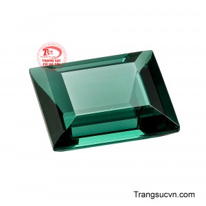 Điểm hấp dẫn của viên đá nằm ở sự kết hợp giữa hình dáng mạnh mẽ, đường facet sắc nét và hiệu ứng ánh sáng giàu chiều sâu.