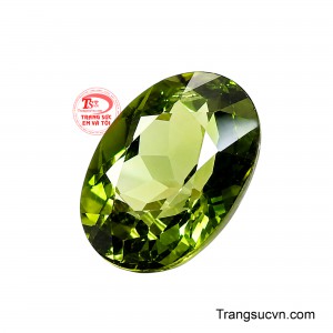 Gam xanh lục trong viên đá không đơn thuần là một màu sắc, mà như được tạo thành từ nhiều tầng sắc độ đan xen, khi trầm sâu, khi ánh lên những tia xanh trong trẻo dưới ánh sáng. 