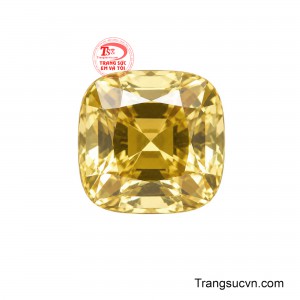 Viên Zircon Hoàng Trầm sở hữu dáng cushion cân đối, gây ấn tượng bởi sắc nâu khói pha ánh kim đầy chiều sâu, mang vẻ đẹp trầm mặc nhưng vẫn nổi bật dưới ánh sáng. 
