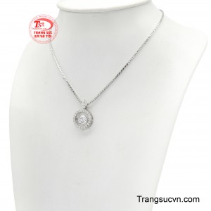 Tâm điểm mặt dây là viên đá chủ sáng trong, được bao quanh bởi vòng đá lấp lánh như một quầng sáng, gợi hình ảnh một vì sao đang tỏa rạng giữa bầu trời.