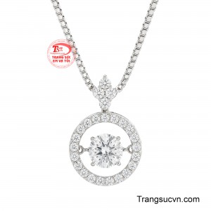 Từng đường nét được sắp đặt cân đối, vừa giữ nét thanh lịch nữ tính vừa tạo hiệu ứng bắt sáng nổi bật khi chuyển động. 