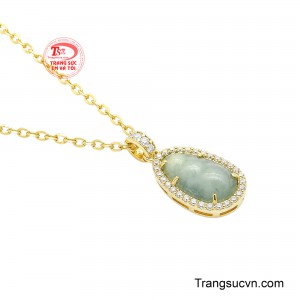 Từng chi tiết được sắp đặt hài hòa, từ mắt dây vàng thanh mảnh đến phần móc nối đính đá, tạo nên tổng thể thanh lịch, sang trọng và đầy nữ tính. 