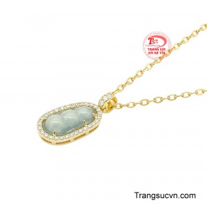 Hình tượng hạt đậu trong quan niệm phong thủy gợi nhắc đến sự sung túc, sinh sôi, đủ đầy và những điều cát lành, như một lời chúc nhẹ nhàng dành cho người sở hữu. 