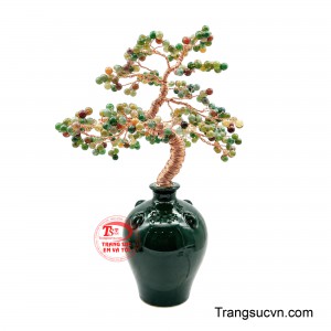 Tán cây quy tụ nhiều sắc màu hài hòa như xanh lục, xanh rêu, vàng mật ong, cam nâu và đỏ hồng, tạo nên hiệu ứng ngũ sắc sinh động và giàu sức sống. 
