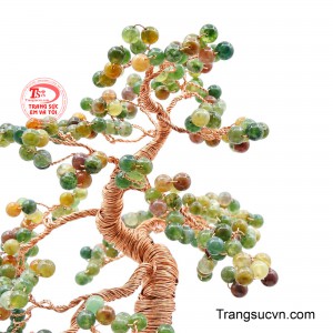 Bình gốm xanh đậm góp phần tôn nổi sắc đá rực rỡ, đồng thời tạo vẻ sang trọng và trang nhã cho không gian trưng bày. 