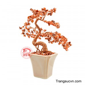 Thân cây được uốn thủ công bằng dây đồng ánh kim với thế vươn mềm mại, phần gốc chắc khỏe và tạo hình độc đáo, biểu trưng cho nền tảng vững vàng và sức sống bền bỉ. 