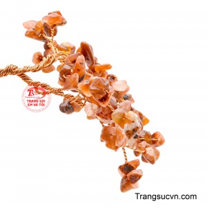Chậu màu kem trang nhã làm nổi bật sắc cam quý phái của mã não, giúp tổng thể trở nên hài hòa và sang trọng. 