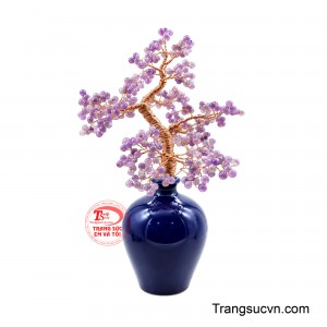 Sắc tím từ lavender nhạt đến tím đậm đan xen, tạo hiệu ứng trong trẻo và lấp lánh như những chùm hoa ngọc dưới ánh sáng. 