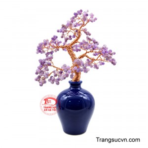 Cây Thạch Anh Tím Vượng Tài là tác phẩm phong thủy mang vẻ đẹp thanh lịch và sang trọng, nổi bật với những viên thạch anh tím được kết thành tán cây tự nhiên, mềm mại. 