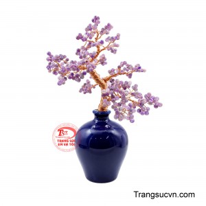 Thân cây được uốn thủ công bằng dây đồng ánh kim, tạo dáng vươn cao uyển chuyển, thể hiện sức sống bền bỉ và sự phát triển không ngừng. 