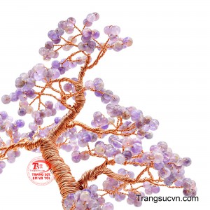Bình gốm xanh lam đậm làm nổi bật sắc tím của đá, đồng thời mang đến tổng thể hài hòa, trang nhã và đậm chất nghệ thuật. 