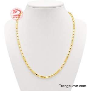 Dây Chuyền Vàng Hưng Thịnh mang vẻ đẹp mạnh mẽ, sang trọng với thiết kế mắt xích hình chữ nhật được chế tác cân đối và liên kết chắc chắn. 