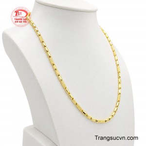 Điểm nhấn nằm ở những mắt xích họa tiết đan xen, tạo hiệu ứng bắt sáng nổi bật theo từng chuyển động.