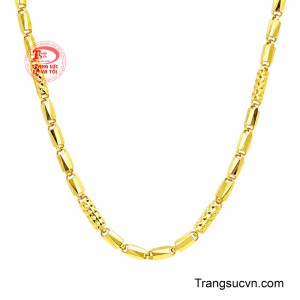 Bề mặt vàng được hoàn thiện sáng bóng, tôn lên sắc vàng ấm áp và phong thái mạnh mẽ hiện đại. 