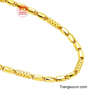 Các mắt xích được sắp đặt hài hòa, vừa tạo độ mềm mại khi đeo vừa mang đến cảm giác vững chãi, bề thế. 