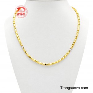 Dây Chuyền Vàng Phú Quý sở hữu thiết kế mắt xích, tạo nên vẻ đẹp sang trọng nhưng không kém phần mạnh mẽ.