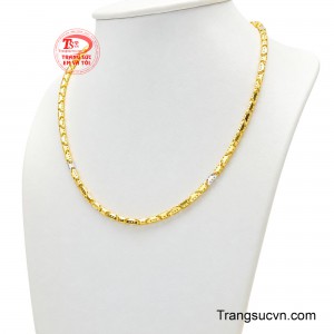 Các mắt xích được chế tác liền mạch, điểm họa tiết cắt khắc tinh tế giúp bề mặt vàng phản chiếu ánh sáng nổi bật. 