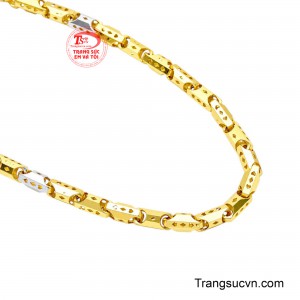 Xen kẽ những chi tiết sáng bóng là các mắt xích tạo cảm giác chắc chắn và cân đối khi đeo. 