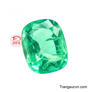 Sắc xanh lục bảo tươi mát, lôi cuốn của viên đá này gợi nhớ đến vẻ đẹp của thiên nhiên và mùa xuân, mang lại cảm giác bình yên và sự hài hòa. 