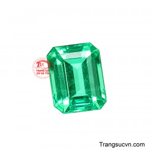 Màu xanh tươi sáng kết hợp cùng độ phản chiếu tự nhiên giúp viên đá có chiều sâu, mang hiệu ứng ánh sáng linh hoạt trên từng mặt cắt. 