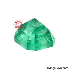 Các góc cắt gọn gàng làm tổng thể viên đá trở nên thanh thoát, mạnh mẽ và phù hợp với những thiết kế trang sức cao cấp. 