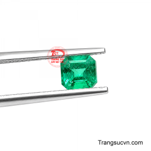 Đây là viên đá thích hợp làm điểm nhấn cho nhẫn, mặt dây chuyền hoặc trang sức chế tác riêng, tôn lên vẻ sang trọng của người sở hữu.