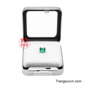 Viên emerald có giấy kiểm định là lựa chọn dành cho những khách hàng đề cao sự minh bạch và giá trị lâu dài của đá quý. 