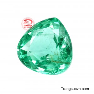 Những bao thể tự nhiên bên trong được giữ lại tạo chiều sâu và dấu ấn riêng cho viên Emerald. 