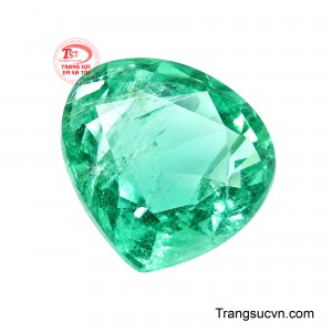 Những bao thể tự nhiên bên trong được giữ lại tạo chiều sâu và dấu ấn riêng cho viên Emerald.