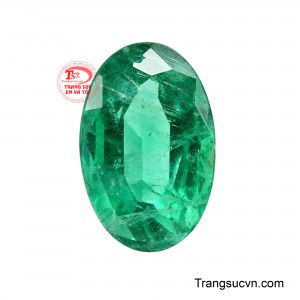Emerald Lục Bảo Bích Vân gợi hình ảnh mây xanh hội tụ, có thể phát triển thành câu chuyện phong thủy về vân khí tụ ngọc – cát khí hội tụ – tài lộc hanh thông theo ý nghĩa biểu tượng. 
