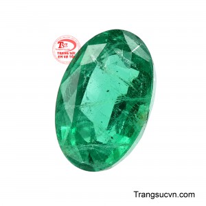 Viên Emerald này có thể được xem như “bản phác thảo tự nhiên” dành cho nghệ nhân, nơi từng đường vân gợi mở những đường cong của mây, dòng chảy của nước hoặc hình tượng long vân trong nghệ thuật Á Đông. 