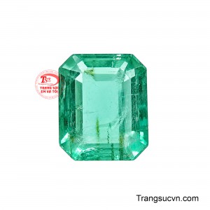 Emerald Lục Bảo Chiêu Tài sở hữu dáng chữ nhật cắt góc cân đối, mang vẻ đẹp thanh lịch và sang trọng.
