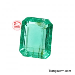 Sắc xanh lục đặc trưng của Emerald tạo cảm giác tươi mát, nổi bật với chiều sâu tự nhiên qua từng mặt giác. 
