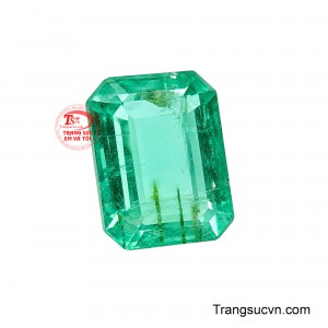 Các góc được cắt gọn giúp viên đá bắt sáng hài hòa, đồng thời tôn lên đường nét mạnh mẽ của dáng chữ nhật. 