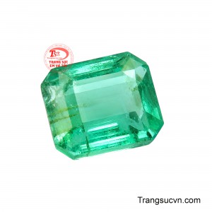 Sắc xanh lục đặc trưng của Emerald tạo cảm giác tươi mát, nổi bật với chiều sâu tự nhiên qua từng mặt giác.