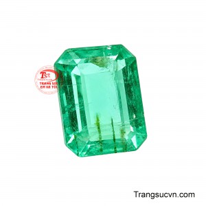 Các góc được cắt gọn giúp viên đá bắt sáng hài hòa, đồng thời tôn lên đường nét mạnh mẽ của dáng chữ nhật. 