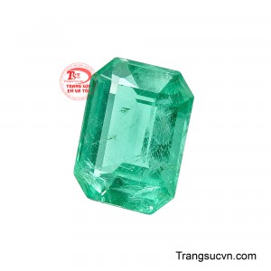 Những góc được xử lý mềm mại giúp viên đá giữ được vẻ sắc sảo của hình khối nhưng không tạo cảm giác quá cứng, rất phù hợp với các thiết kế trang sức mang phong thái quyền quý.