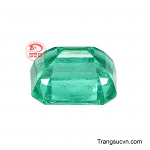 Với dáng chữ nhật cắt góc sang trọng và thần thái nổi bật, Lục Bảo Đế Vương không chỉ là một viên đá quý mà còn là điểm nhấn thể hiện gu thẩm mỹ, đẳng cấp và dấu ấn riêng của người sở hữu.