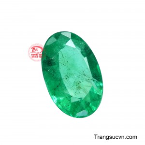 Trong quan niệm phong thủy, sắc xanh của Emerald thường được liên tưởng đến sinh khí, sự cân bằng và sức sống, phù hợp với người mong muốn nuôi dưỡng nguồn năng lượng tích cực và hướng đến sự ổn định lâu dài.