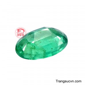 Thần thái trầm tĩnh và dấu ấn độc bản, khiến mỗi góc nhìn đều hé lộ một sắc độ khác nhau. 