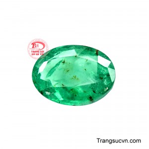 Những đường vân, bao thể và sắc độ chuyển biến tự nhiên tạo nên vẻ đẹp độc bản, giúp viên Emerald giữ được nét chân thực và cuốn hút riêng.