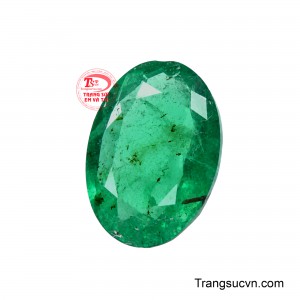 Những đường vân, bao thể và sắc độ chuyển biến tự nhiên tạo nên vẻ đẹp độc bản, giúp viên Emerald giữ được nét chân thực và cuốn hút riêng. 